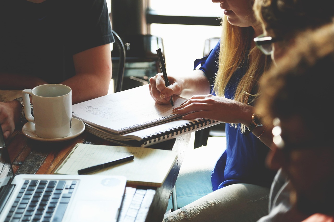 Vrouwen in gesprek tijdens een tech-startup bijeenkomst