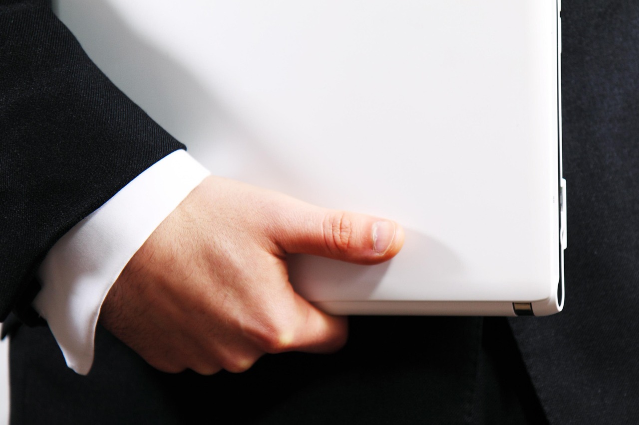 IT-projectmanager werkt aan een laptopscherm in een modern kantoor