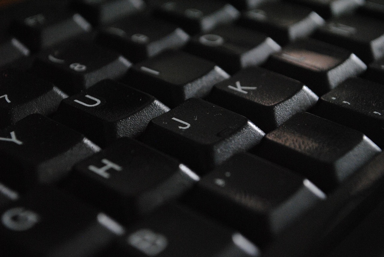 Tech-recruiter werkt achter een laptop in een modern kantoor
