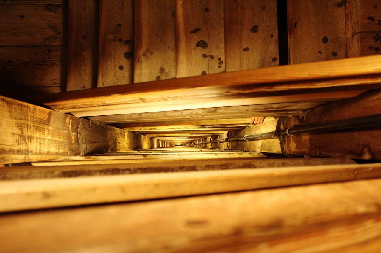 Houten trap in renovatie met nieuwe treeplankbekledingen en gereedschap klaarliggen