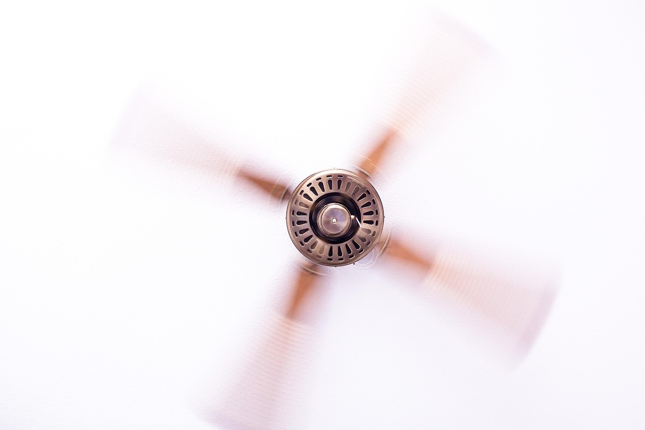 Binnenunit van een monosplit airco aan de muur van een woonkamer