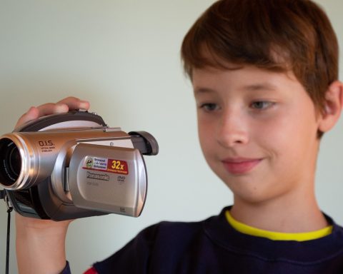 Persoon die een YouTube-video opneemt achter een camera en microfoon