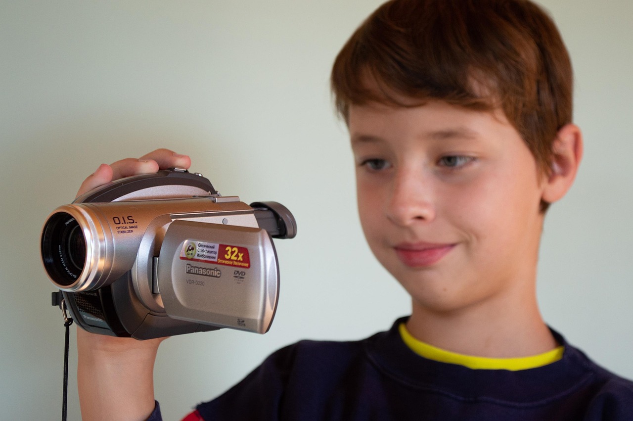Persoon die een YouTube-video opneemt achter een camera en microfoon
