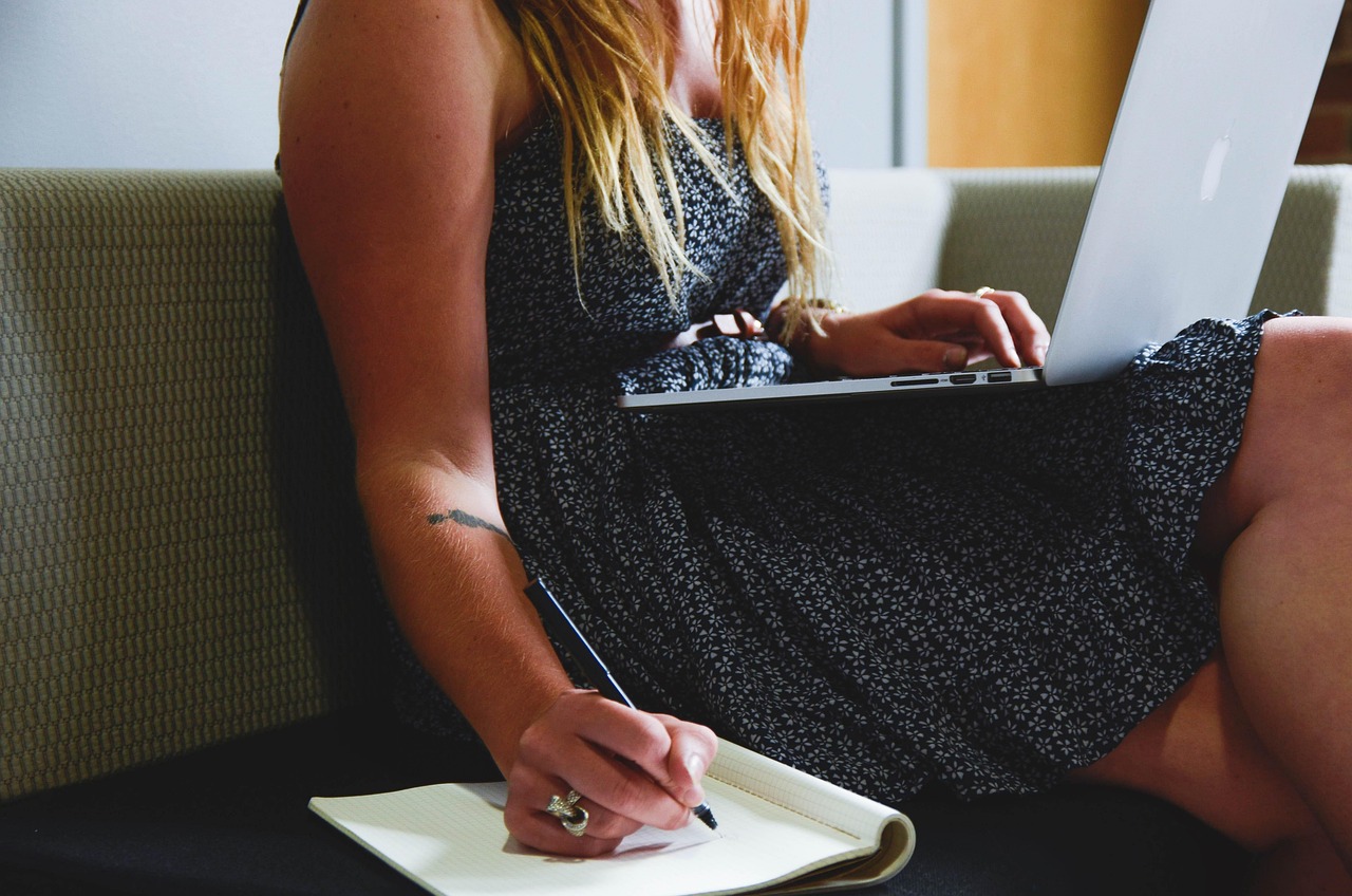 Een IT-consultant die als zzp'er werkt achter een laptop met financiële overzichten