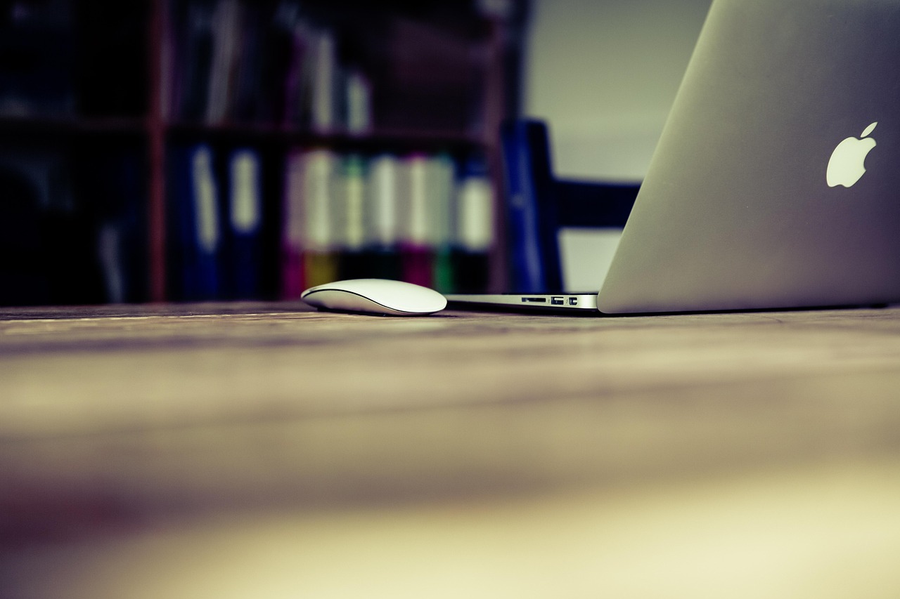 UX designer werkt aan een digitaal ontwerp op een laptop