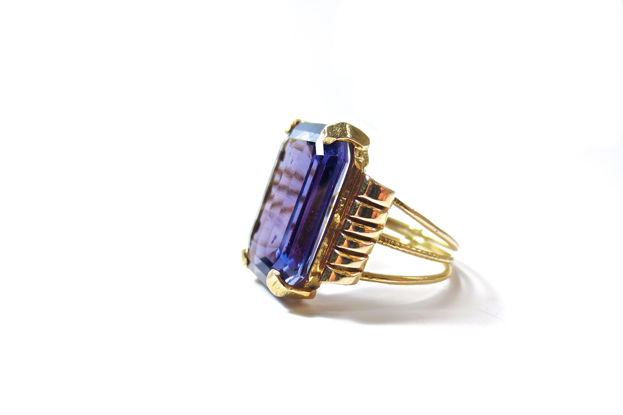 Een verzameling tweedehands vintage sieraden waaronder kettingen, ringen en broches