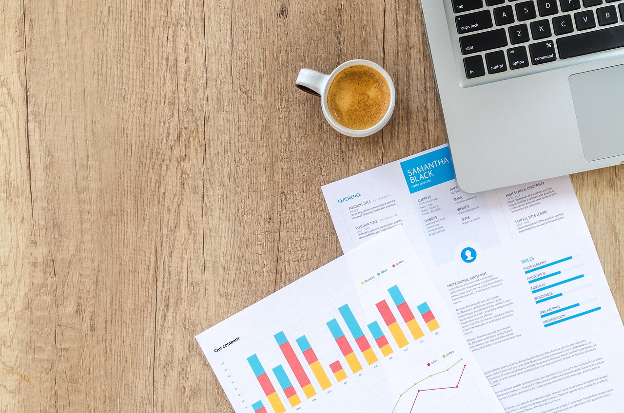 Persoon die financiële documenten en berekeningen doorneemt aan een bureau