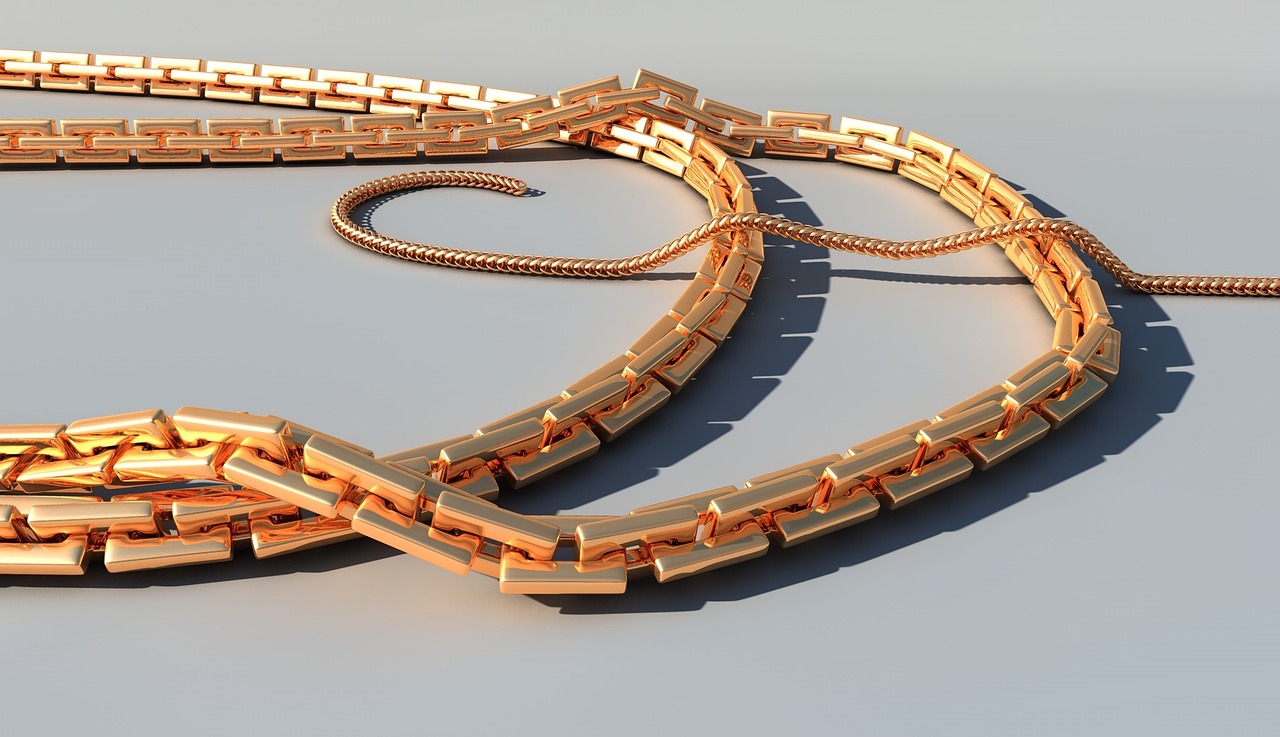 Gouden sieraden met een Fairmined-keurmerk op een houten ondergrond