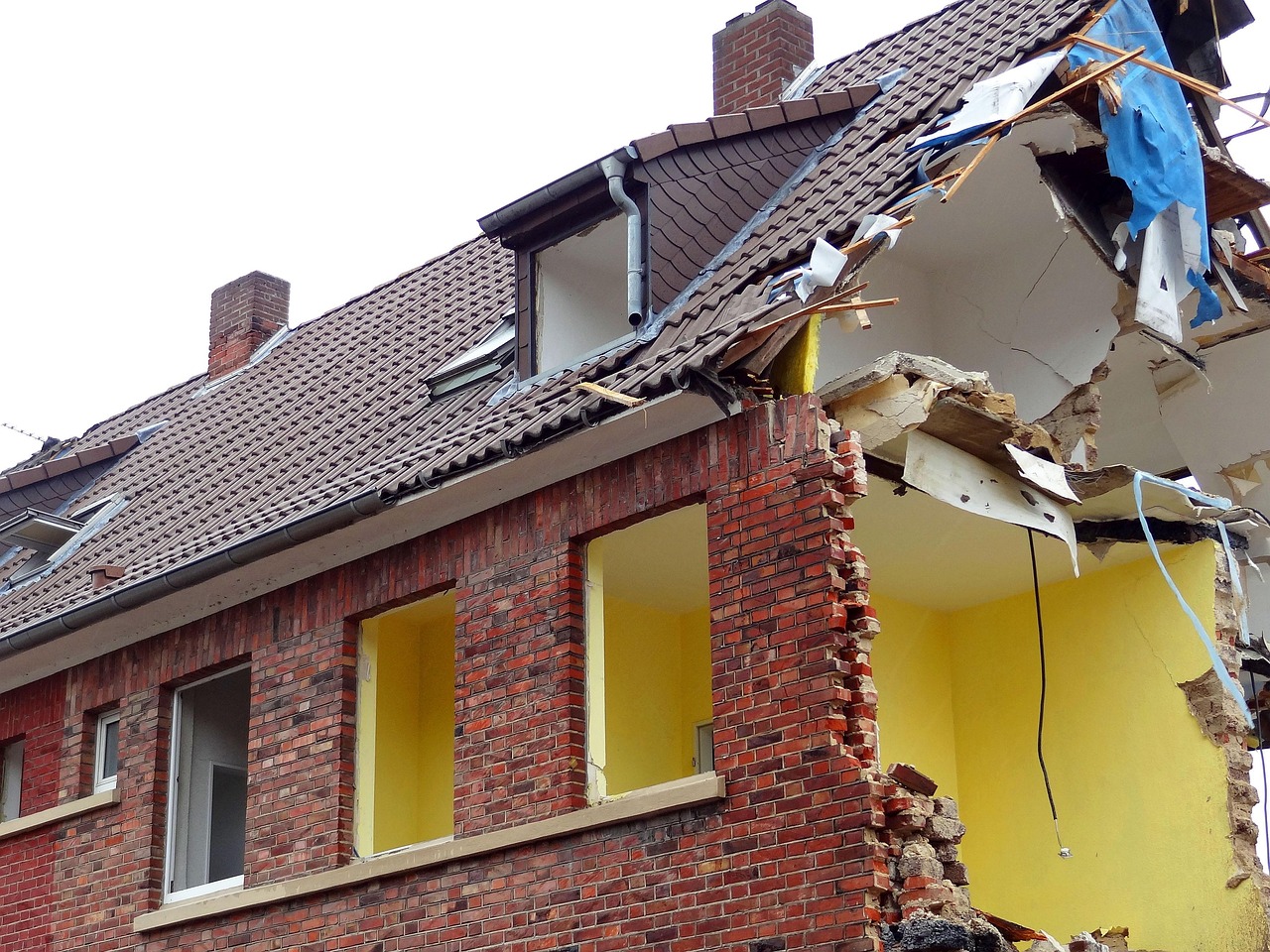 Isolatiefolie die op een raamkozijn wordt aangebracht met dubbelzijdig tape