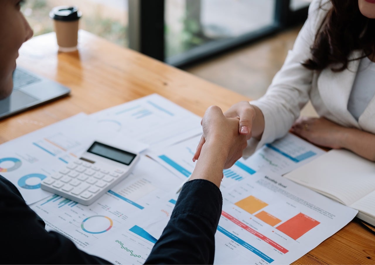 Twee consultants overleggen aan een bureau in een modern kantoor