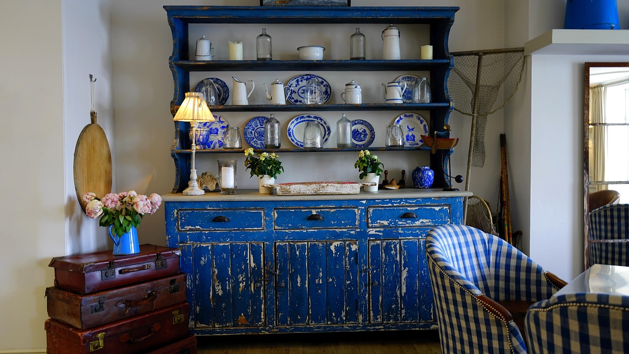 Lichte grote tegels op de vloer van een moderne woonkamer die de ruimte vergroot