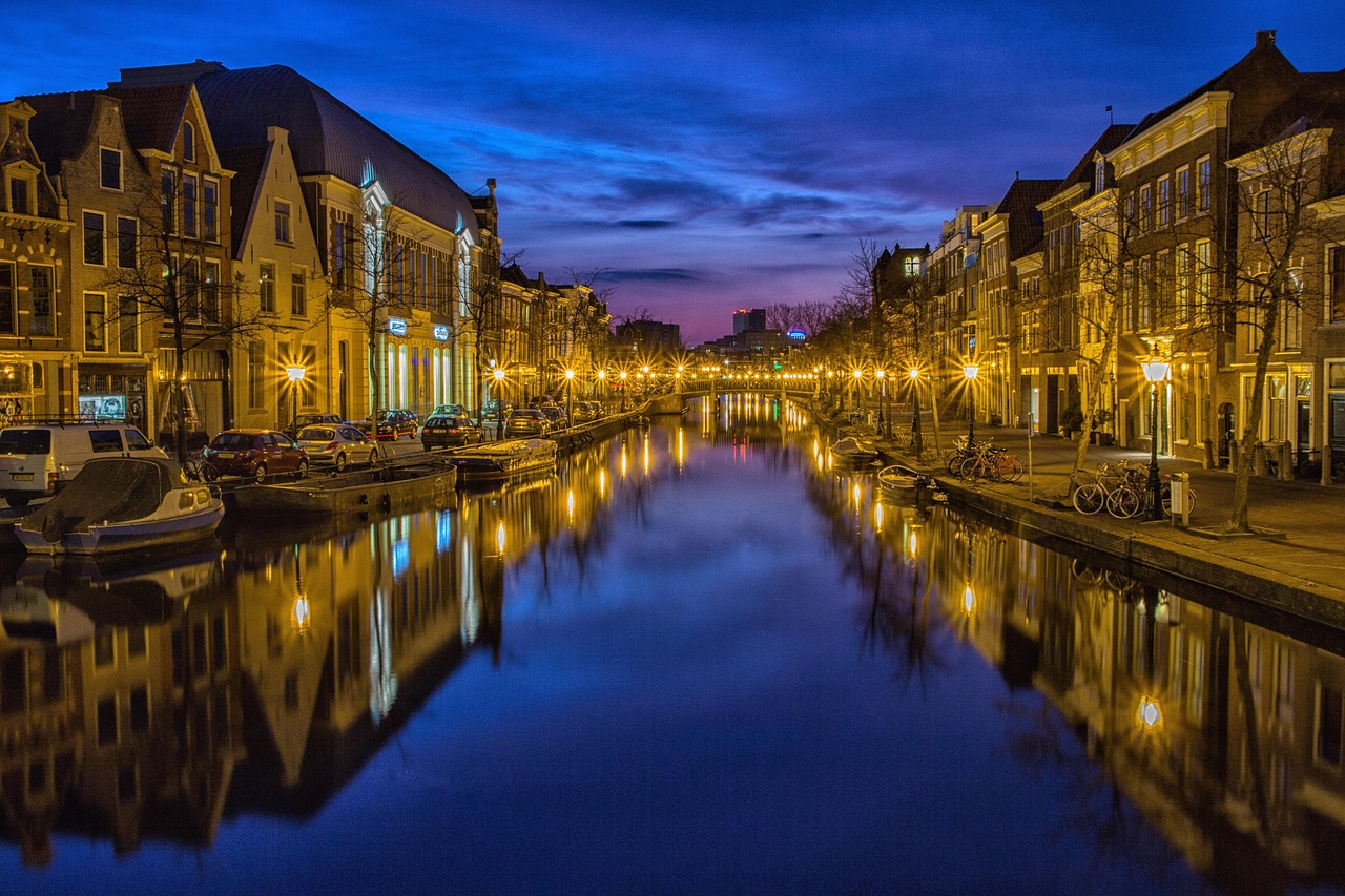 Het Rapenburg in Leiden met historische universiteitsgebouwen langs de gracht