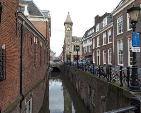 Grachten in Utrecht met moderne kantoorgebouwen op de achtergrond, symbool voor de groeiende startupscene in de stad