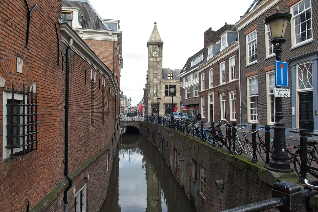 Grachten in Utrecht met moderne kantoorgebouwen op de achtergrond, symbool voor de groeiende startupscene in de stad