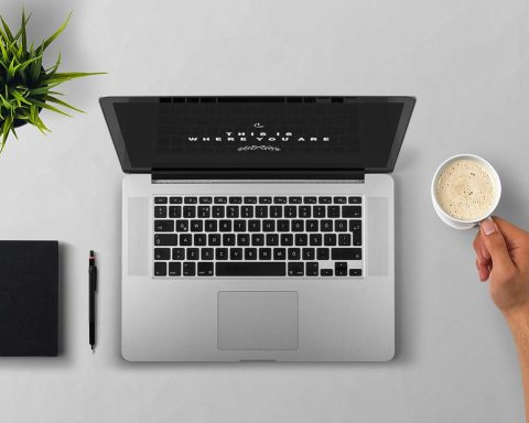 Persoon schrijft carrière doelstellingen op in een notitieboek aan een bureau
