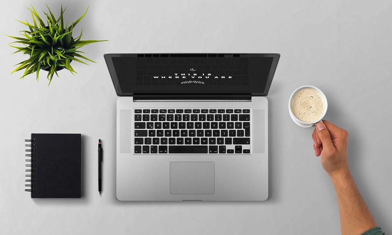 Persoon schrijft carrière doelstellingen op in een notitieboek aan een bureau