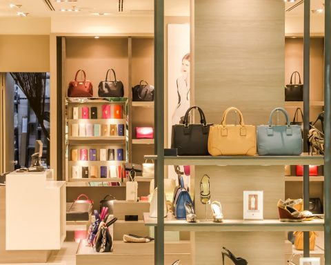 Etalage met najaarsschoenen waaronder loafers en enkellaarzen in warme herfstkleuren