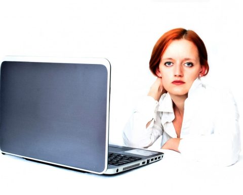 Werkzoekende in gesprek bij een sollicitatiegesprek met laptop op tafel