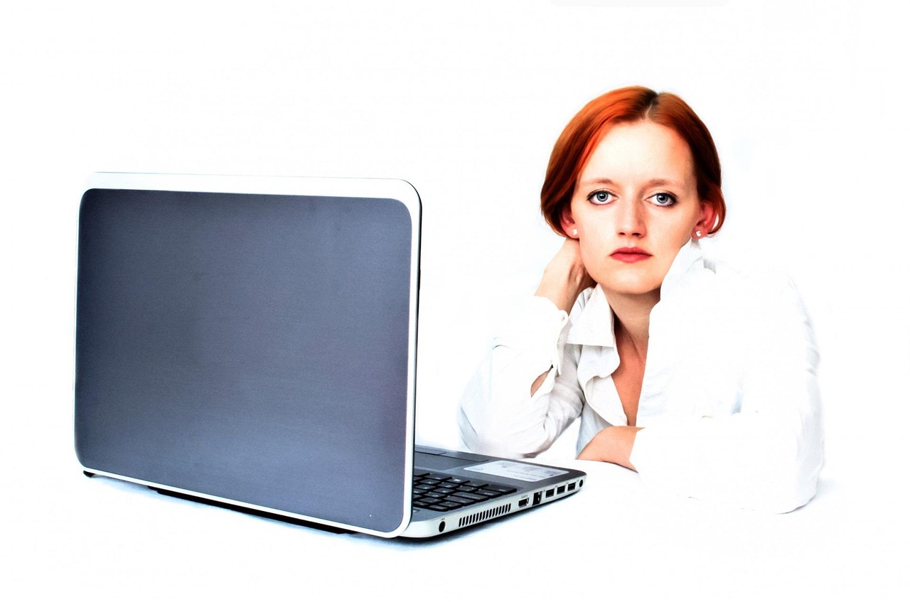 Werkzoekende in gesprek bij een sollicitatiegesprek met laptop op tafel