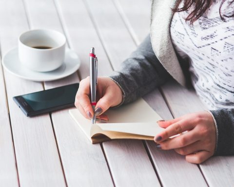 Een accountant werkt aan een bureau met financiële documenten en een laptop