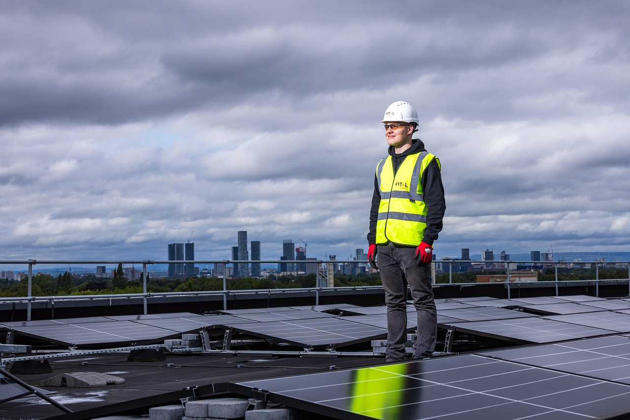 Close-up van een omvormer voor zonnepanelen met een smartphone waarop de app-instellingen zichtbaar zijn